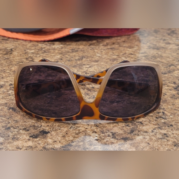Dot Dash sunglasses in tortoise shell  , gently used but excellent condition - Picture 2 of 7